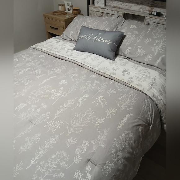 Chic Floral Gray Reversible Comforter Set - Picture 4 of 6